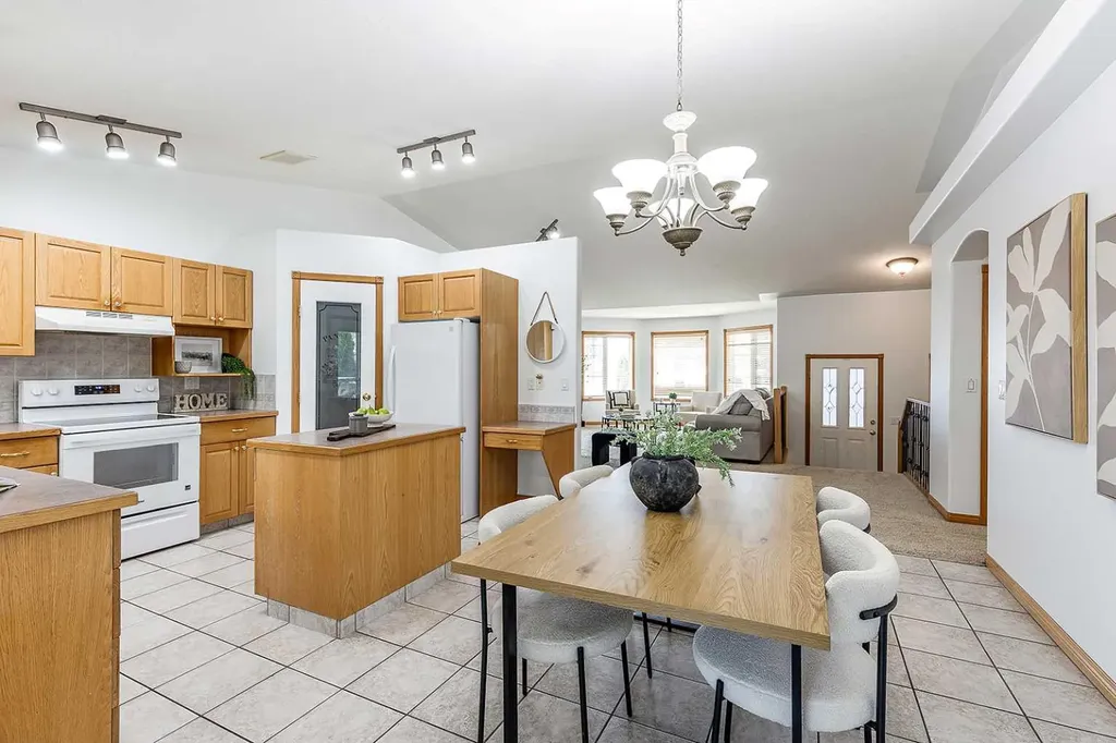 213 Sunrise Circle SW Medicine Hat AB T1B 4N9