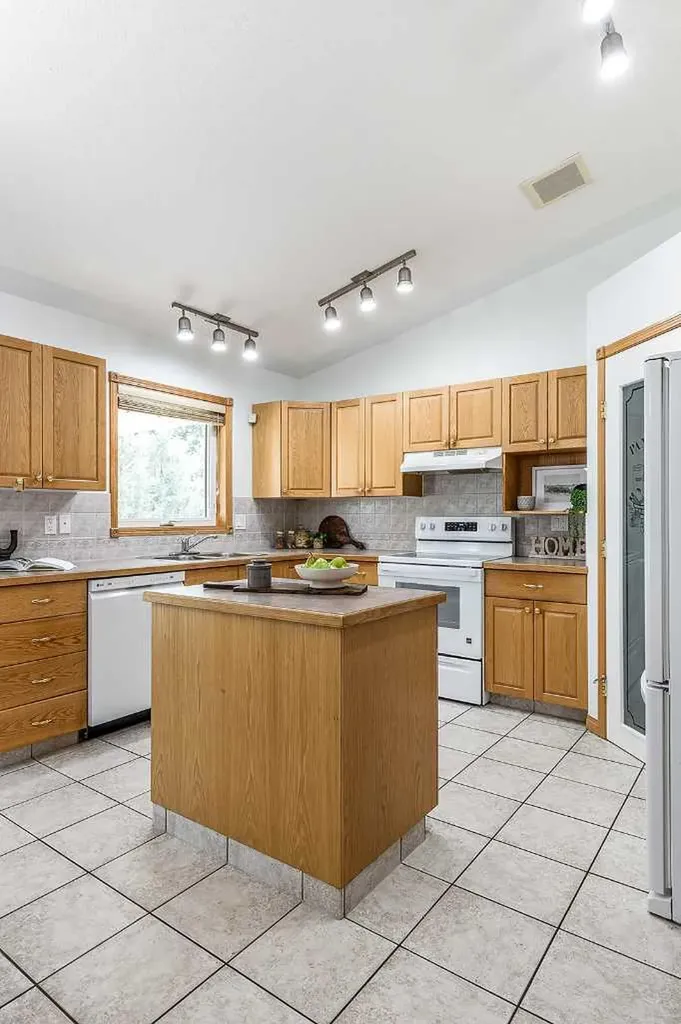 213 Sunrise Circle SW Medicine Hat AB T1B 4N9