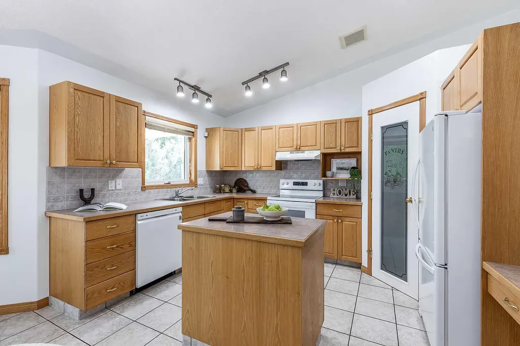 213 Sunrise Circle SW Medicine Hat AB T1B 4N9