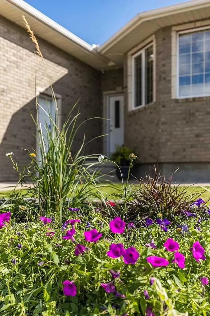 213 Sunrise Circle SW Medicine Hat AB T1B 4N9