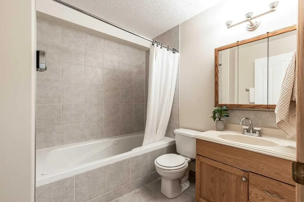 213 Sunrise Circle SW Medicine Hat AB T1B 4N9