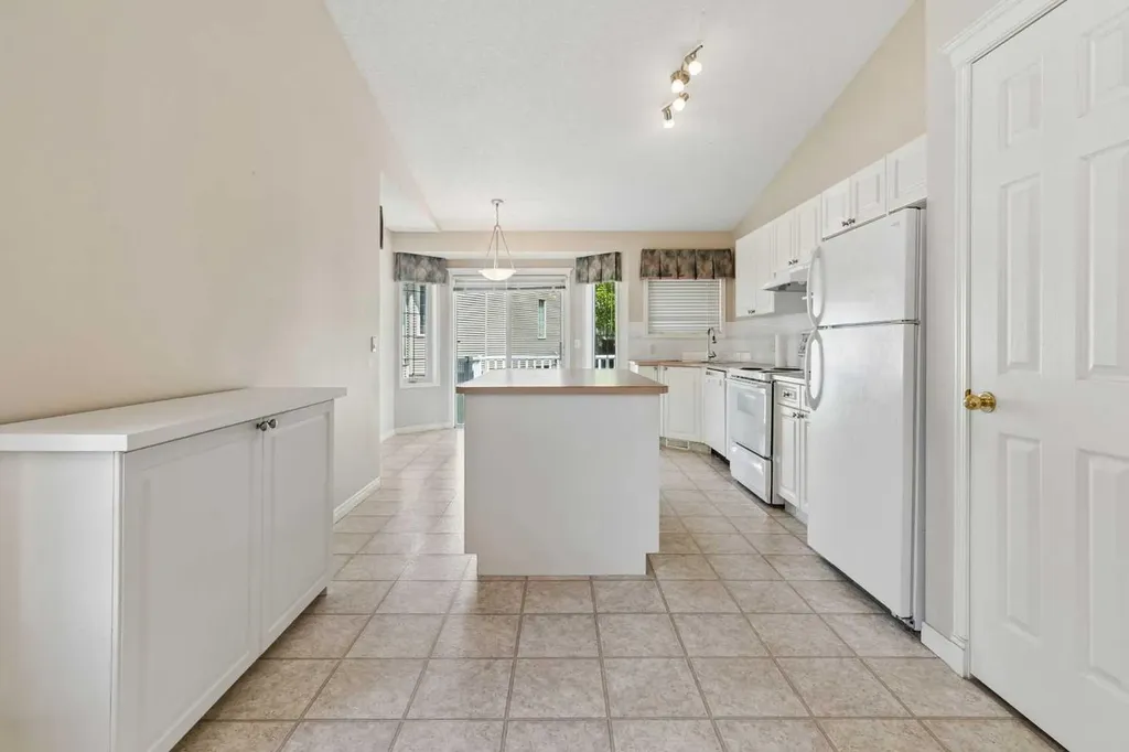 63 Scotia Landing NW Calgary AB T3L 2K2