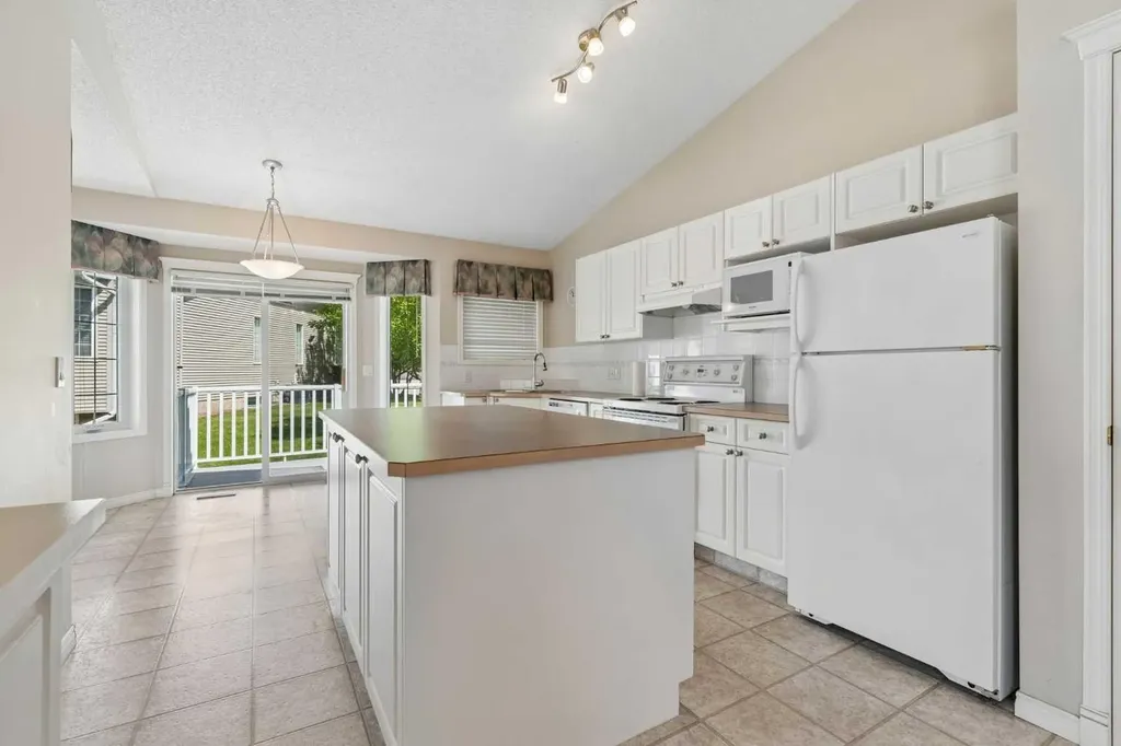 63 Scotia Landing NW Calgary AB T3L 2K2
