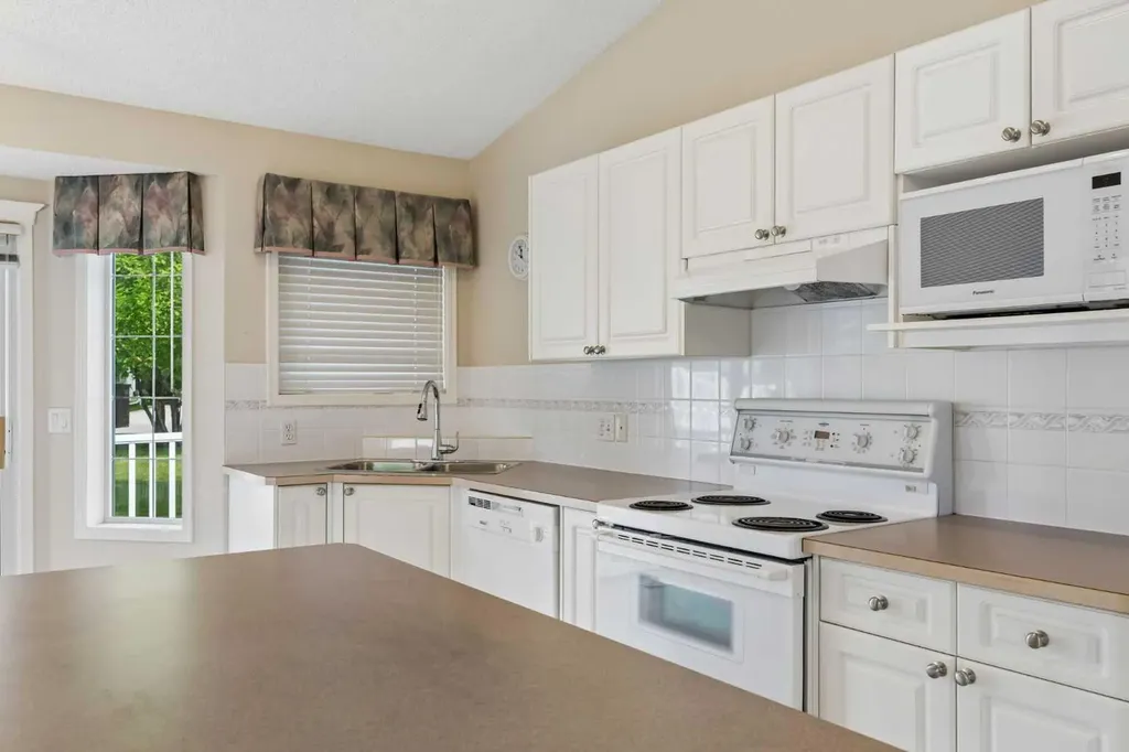 63 Scotia Landing NW Calgary AB T3L 2K2