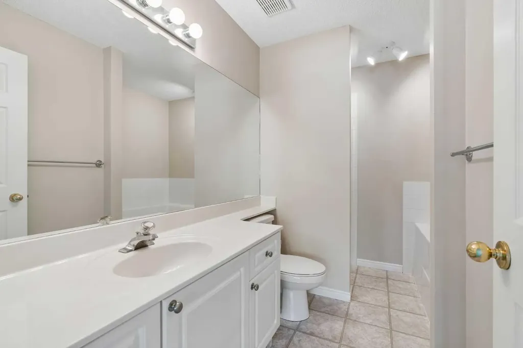 63 Scotia Landing NW Calgary AB T3L 2K2