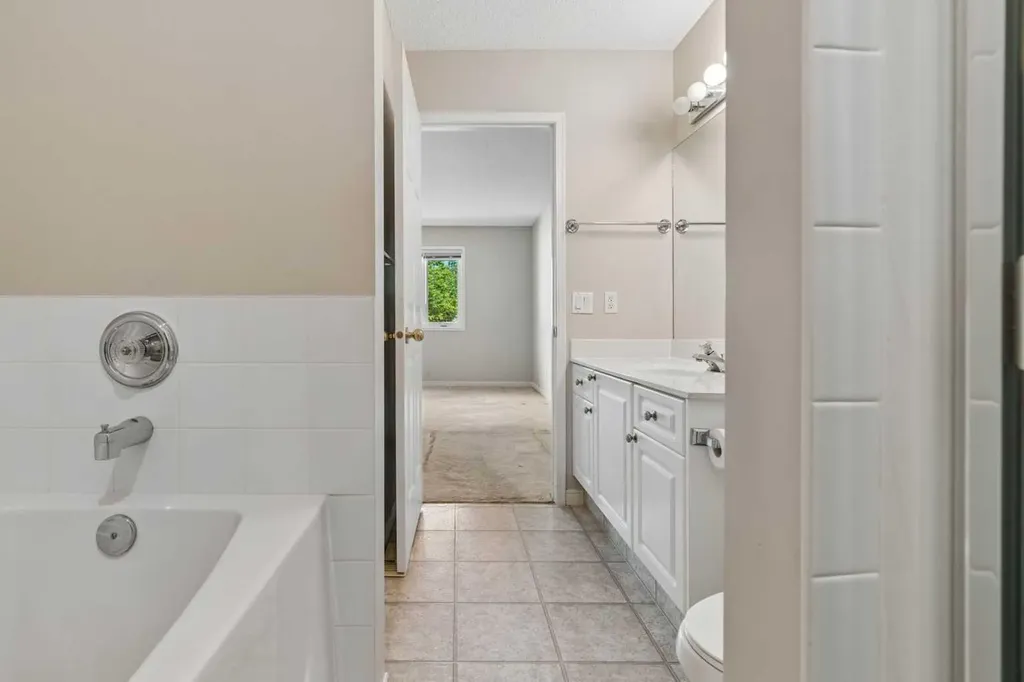 63 Scotia Landing NW Calgary AB T3L 2K2