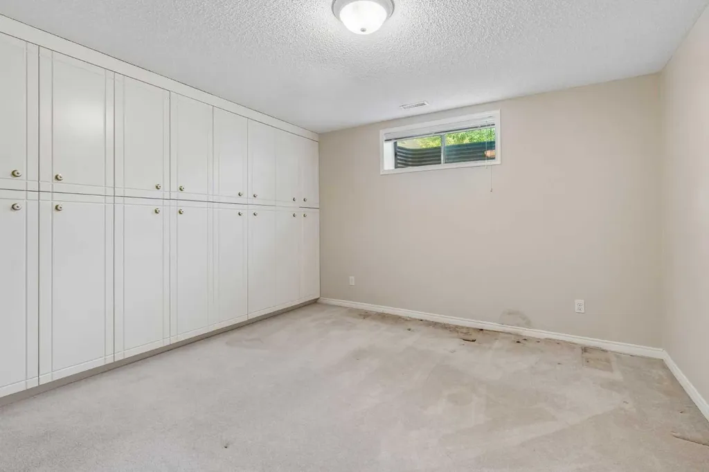 63 Scotia Landing NW Calgary AB T3L 2K2