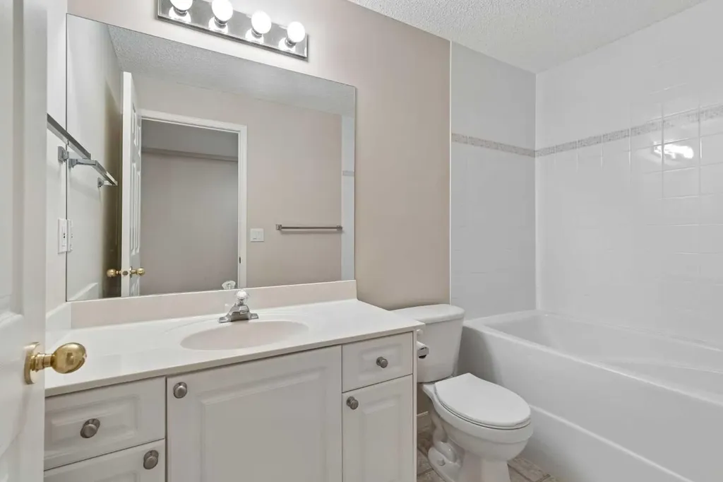 63 Scotia Landing NW Calgary AB T3L 2K2