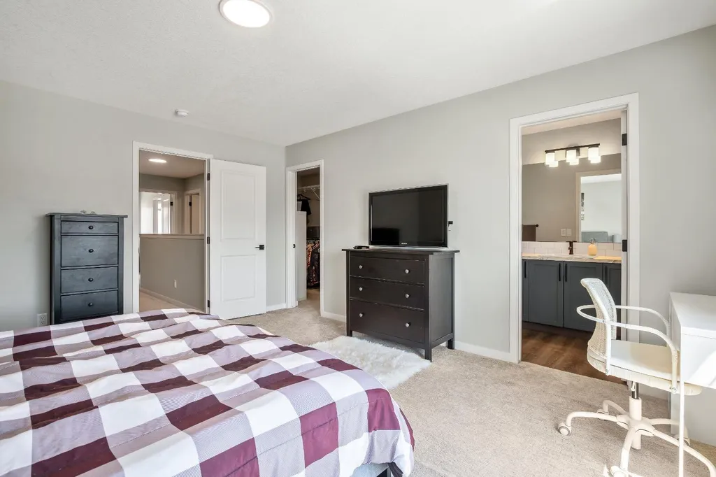 30 Wolf Crescent Okotoks AB T1S 5V2
