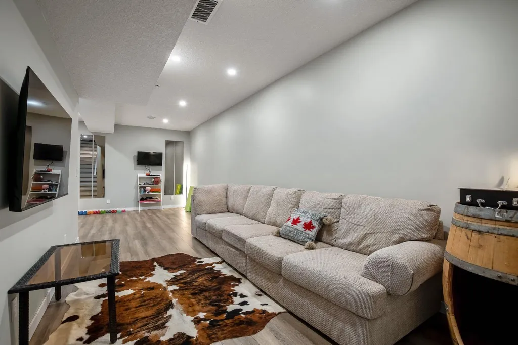 30 Wolf Crescent Okotoks AB T1S 5V2