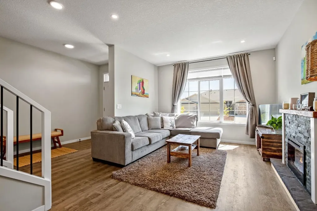 30 Wolf Crescent Okotoks AB T1S 5V2