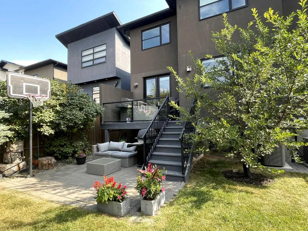 1711 27 Street SW Calgary AB T3C 1L6