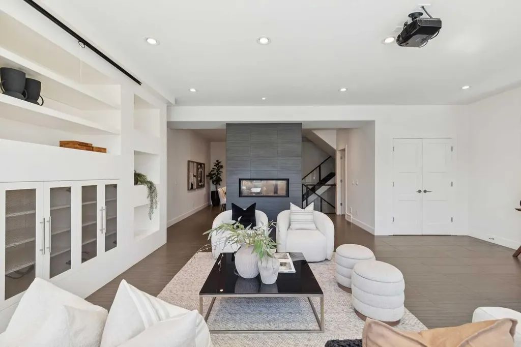 1711 27 Street SW Calgary AB T3C 1L6