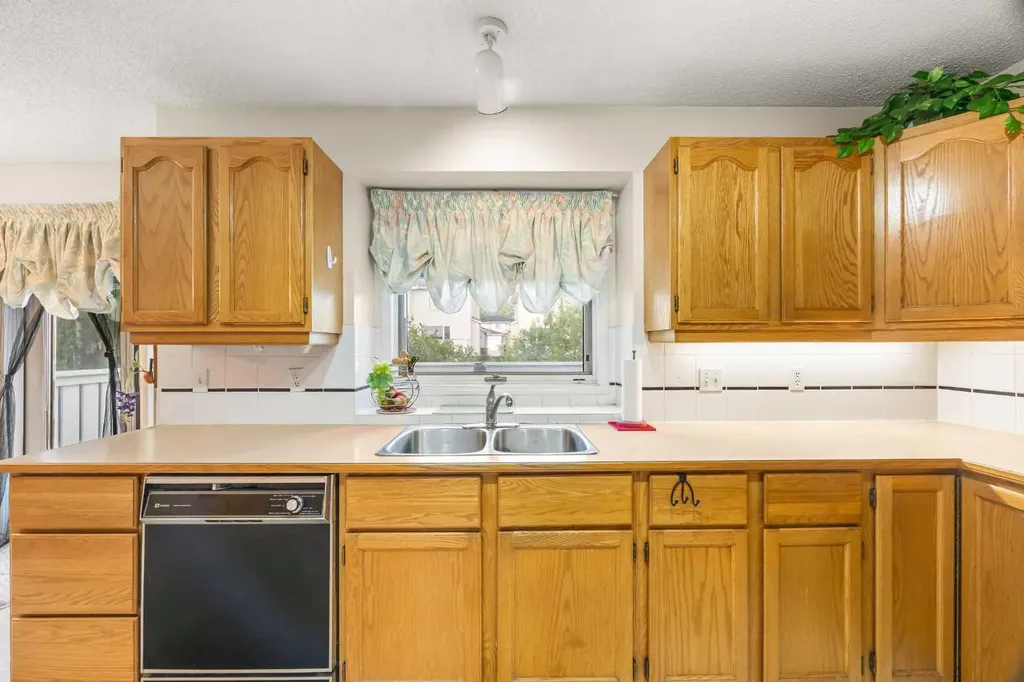 107 Hampshire Close NW Calgary AB T3A 4X9