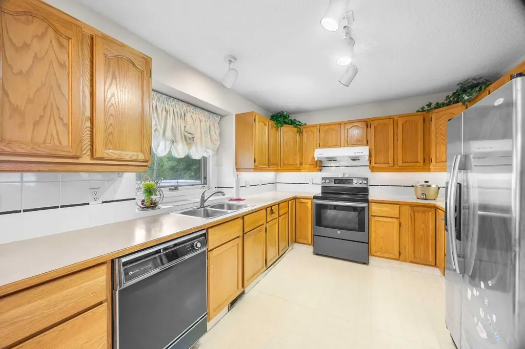 107 Hampshire Close NW Calgary AB T3A 4X9