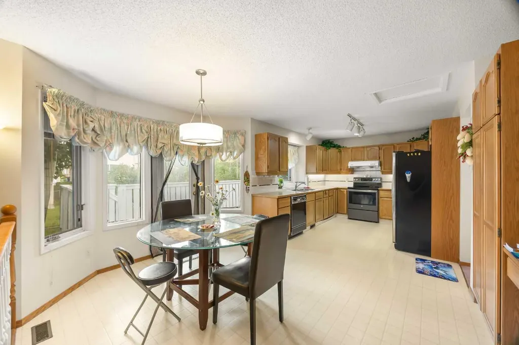 107 Hampshire Close NW Calgary AB T3A 4X9
