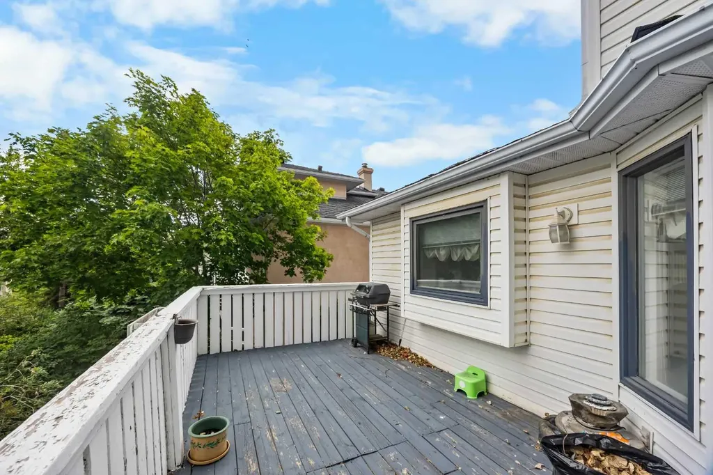 107 Hampshire Close NW Calgary AB T3A 4X9