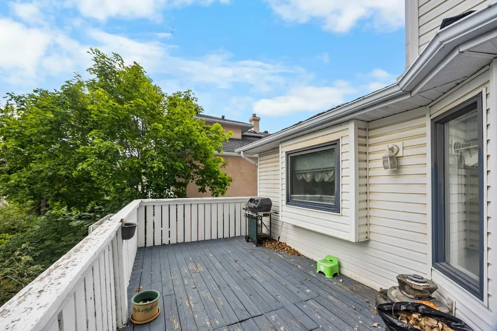 107 Hampshire Close NW Calgary AB T3A 4X9