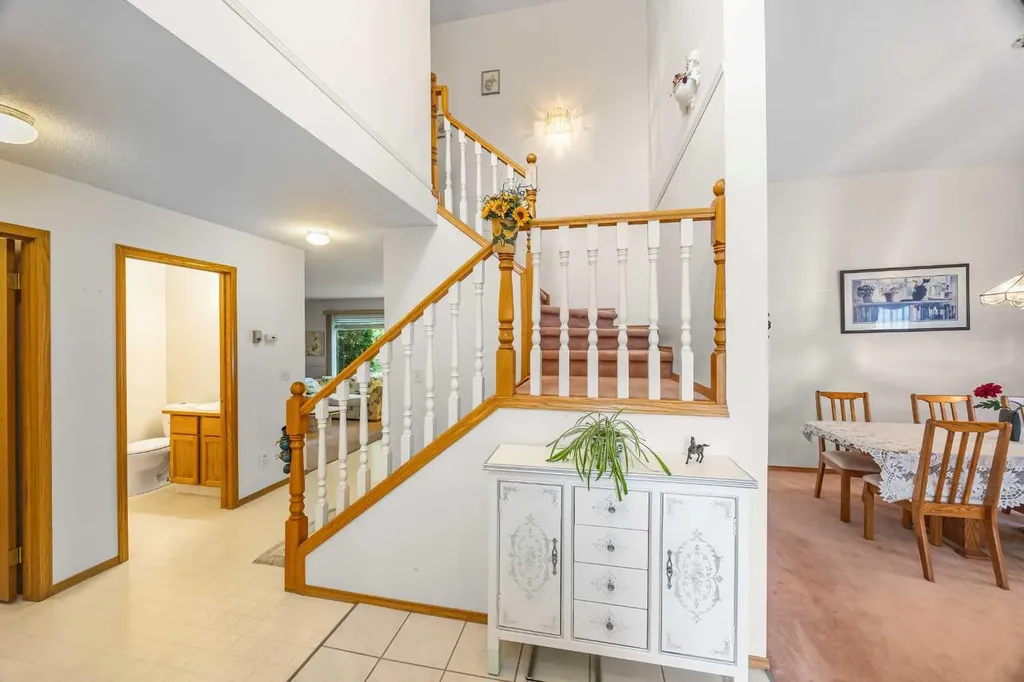107 Hampshire Close NW Calgary AB T3A 4X9