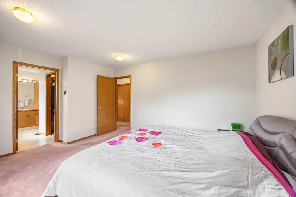 107 Hampshire Close NW Calgary AB T3A 4X9
