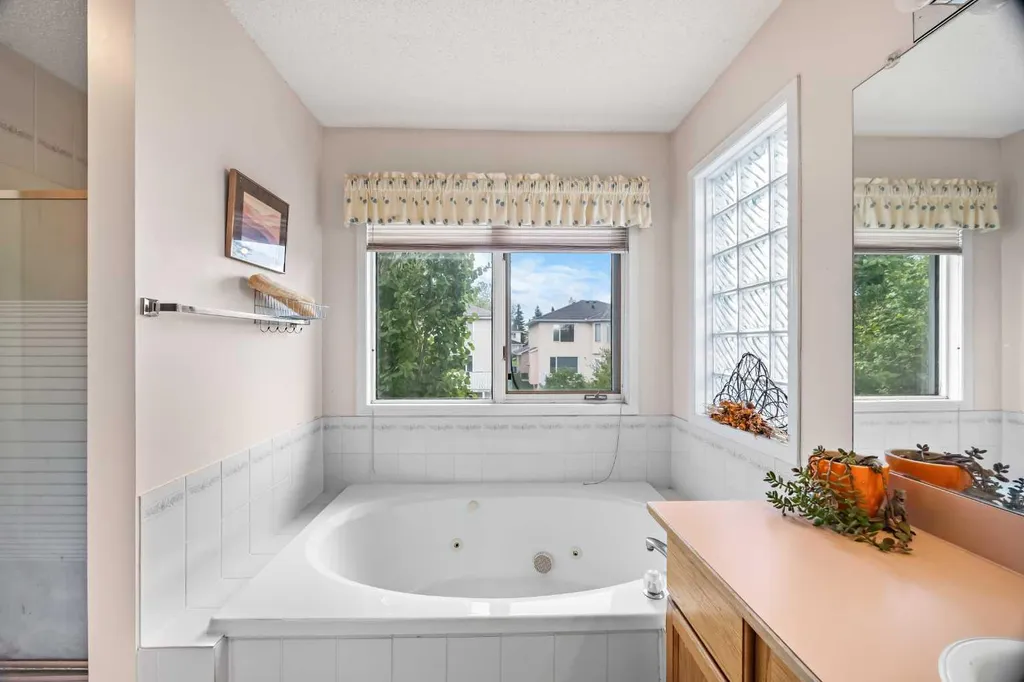 107 Hampshire Close NW Calgary AB T3A 4X9