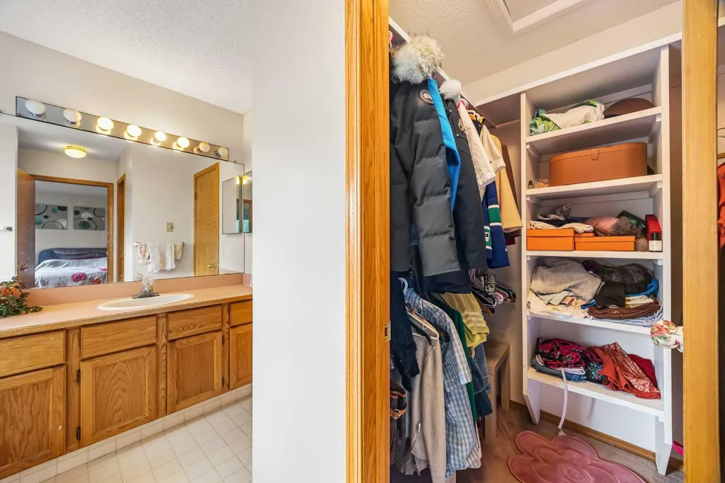 107 Hampshire Close NW Calgary AB T3A 4X9