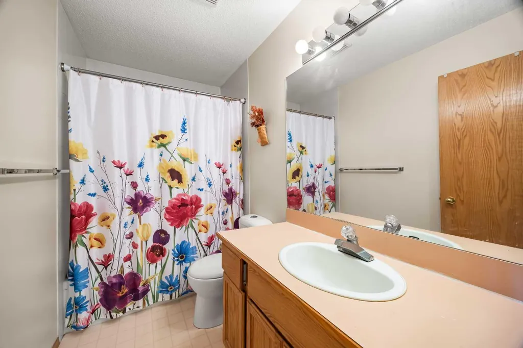 107 Hampshire Close NW Calgary AB T3A 4X9