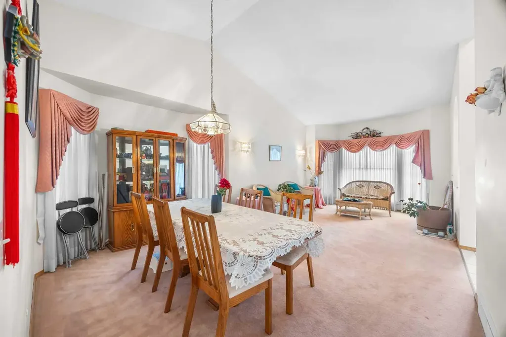 107 Hampshire Close NW Calgary AB T3A 4X9