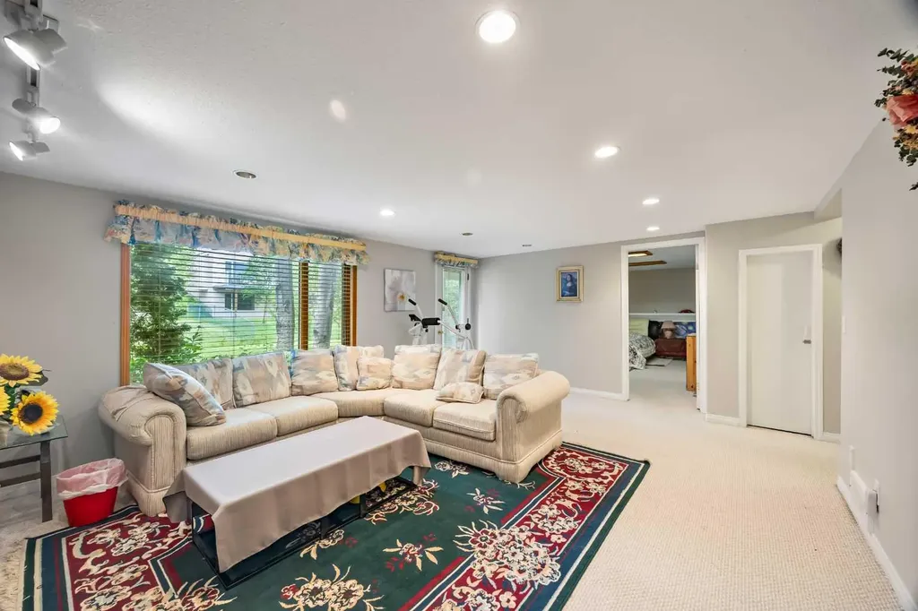 107 Hampshire Close NW Calgary AB T3A 4X9