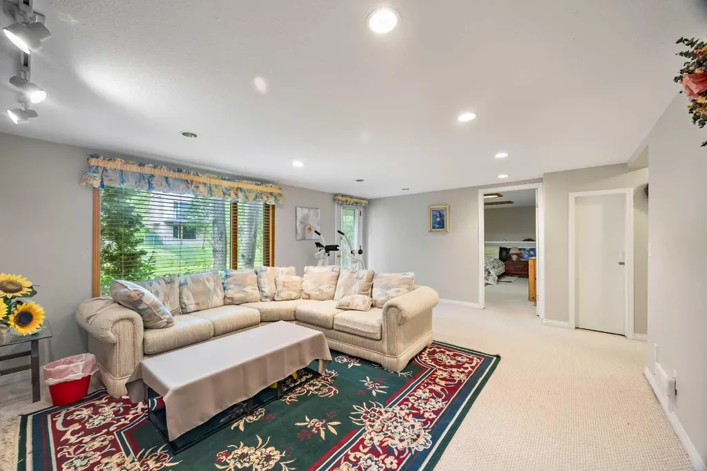 107 Hampshire Close NW Calgary AB T3A 4X9