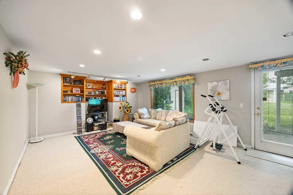 107 Hampshire Close NW Calgary AB T3A 4X9
