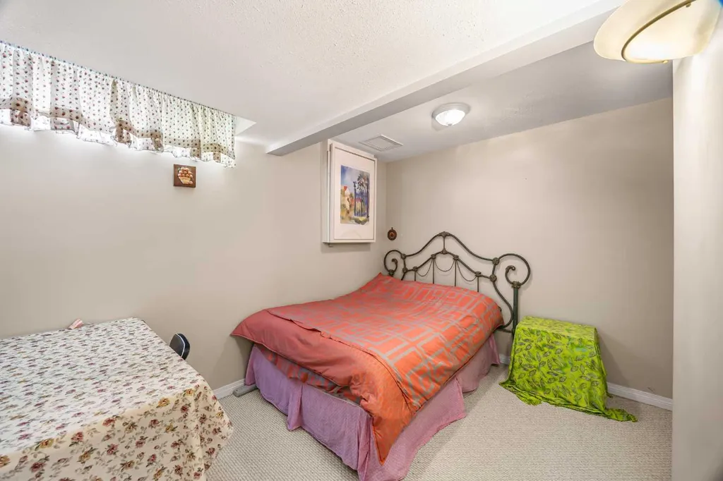 107 Hampshire Close NW Calgary AB T3A 4X9