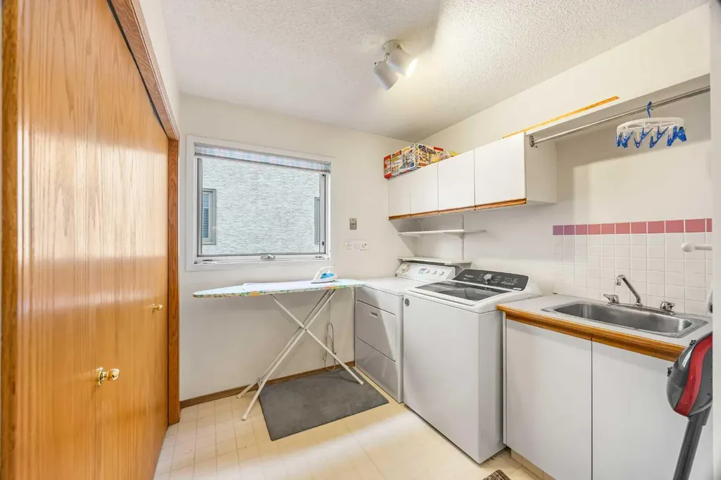 107 Hampshire Close NW Calgary AB T3A 4X9