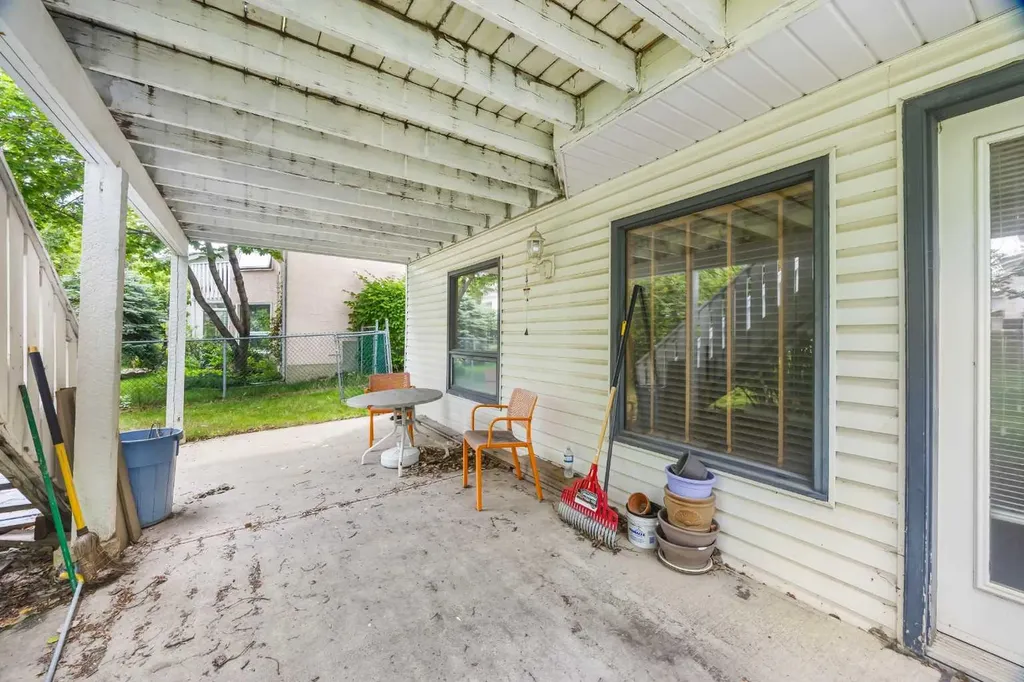 107 Hampshire Close NW Calgary AB T3A 4X9