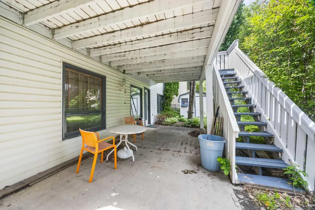 107 Hampshire Close NW Calgary AB T3A 4X9