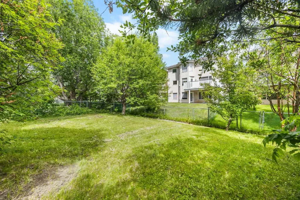 107 Hampshire Close NW Calgary AB T3A 4X9