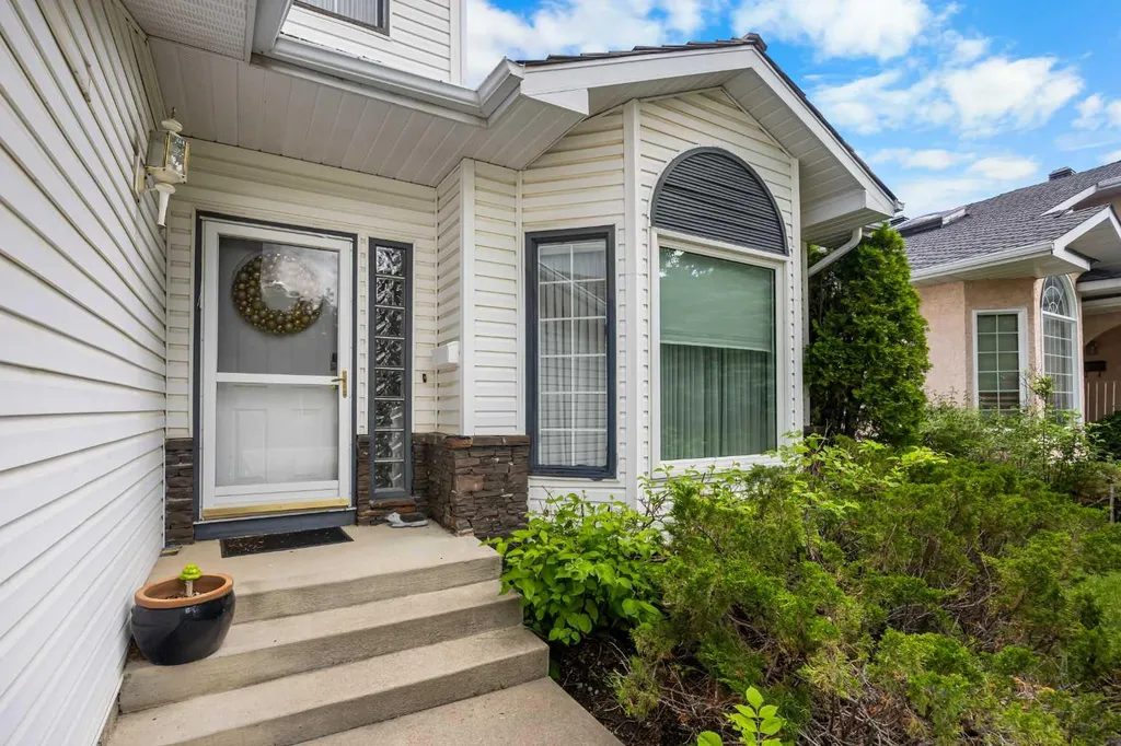 107 Hampshire Close NW Calgary AB T3A 4X9