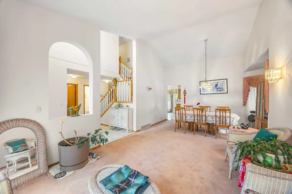 107 Hampshire Close NW Calgary AB T3A 4X9