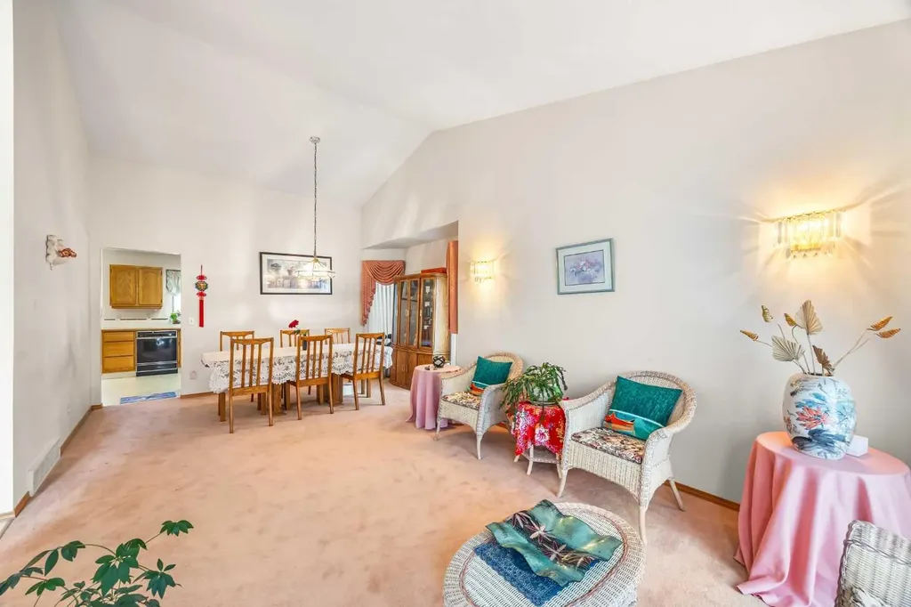 107 Hampshire Close NW Calgary AB T3A 4X9
