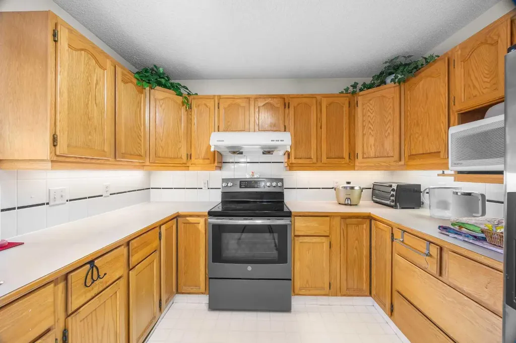 107 Hampshire Close NW Calgary AB T3A 4X9