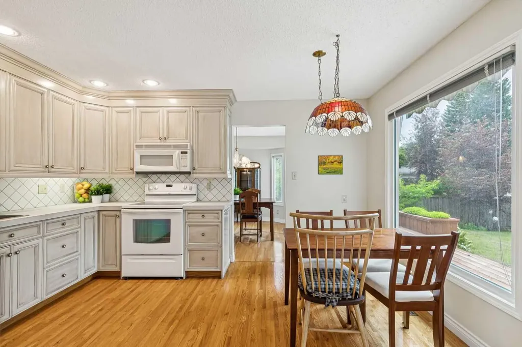2432 Paliswood Road SW Calgary AB T2V 3P8