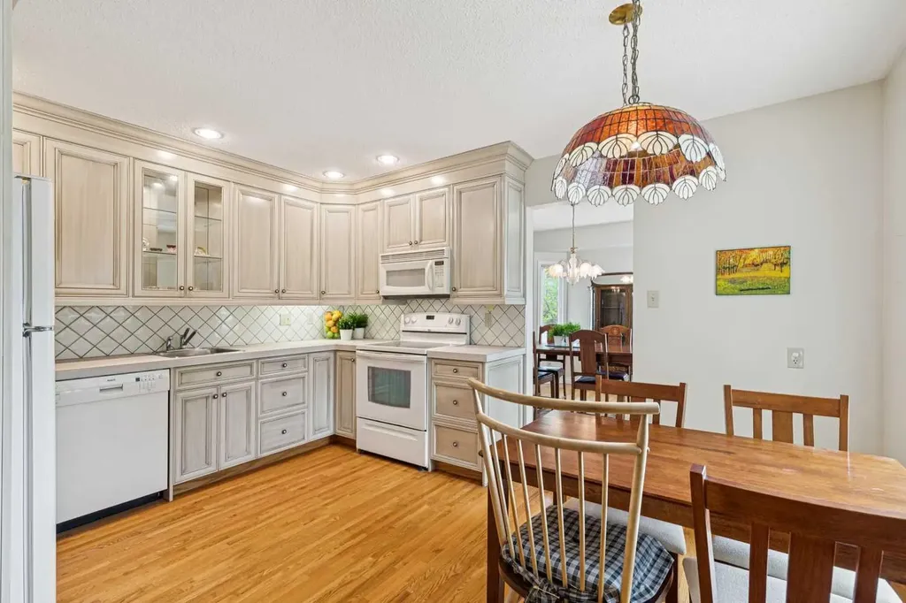 2432 Paliswood Road SW Calgary AB T2V 3P8