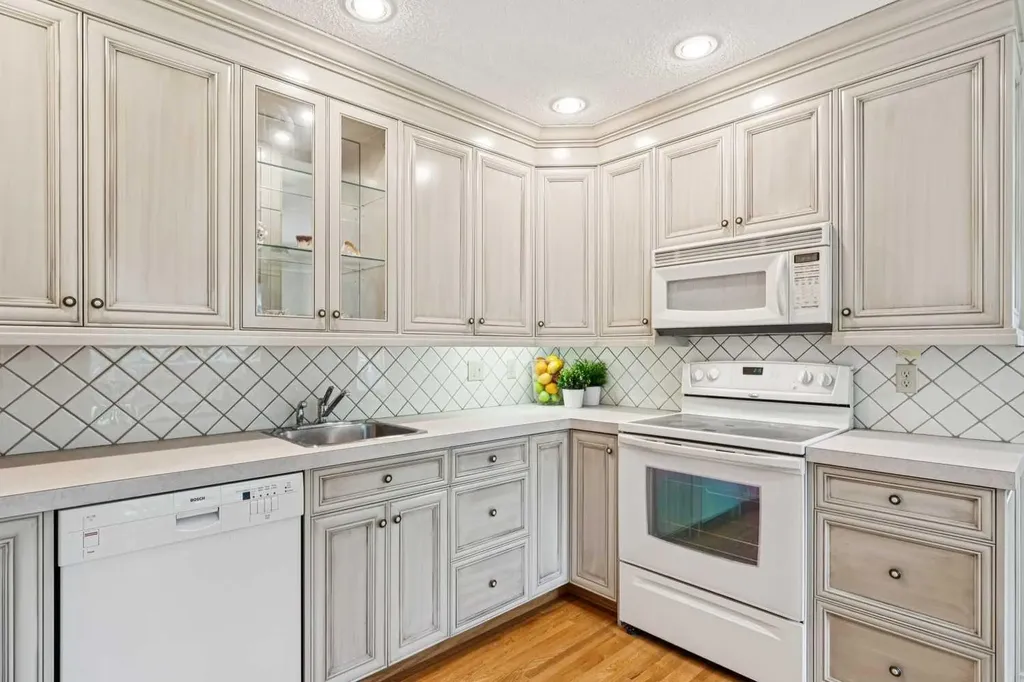2432 Paliswood Road SW Calgary AB T2V 3P8