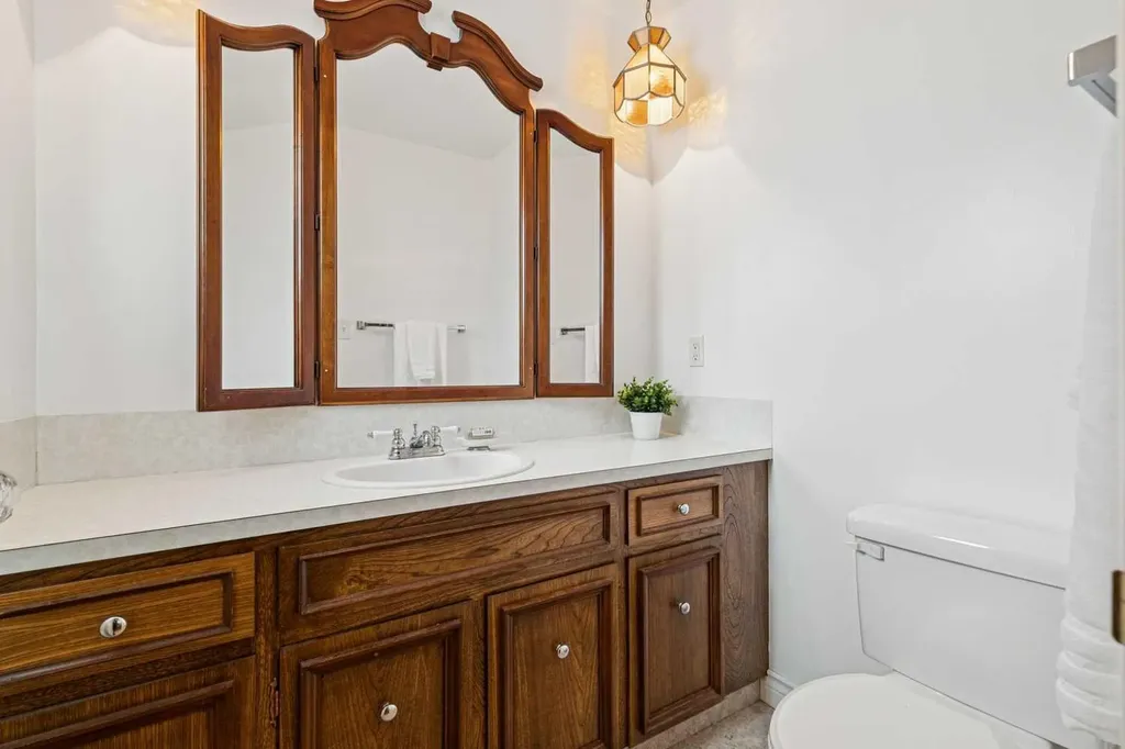 2432 Paliswood Road SW Calgary AB T2V 3P8