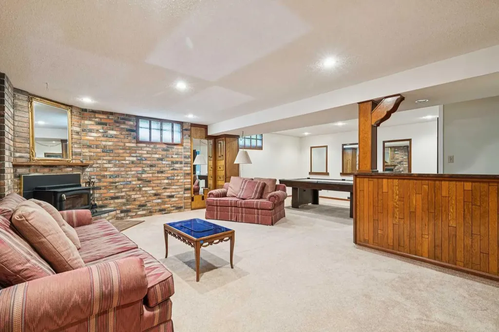 2432 Paliswood Road SW Calgary AB T2V 3P8