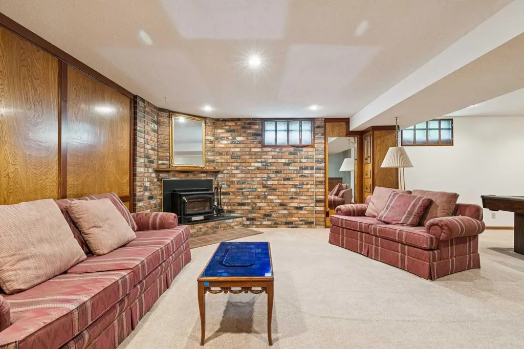 2432 Paliswood Road SW Calgary AB T2V 3P8