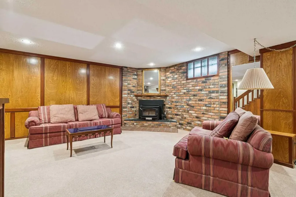 2432 Paliswood Road SW Calgary AB T2V 3P8