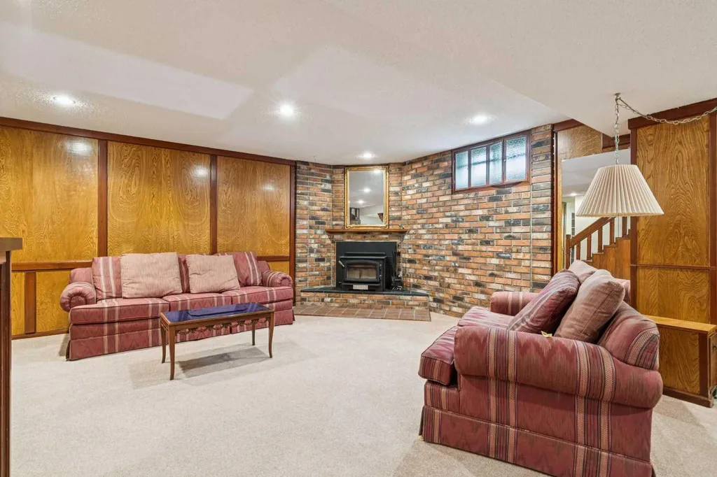 2432 Paliswood Road SW Calgary AB T2V 3P8