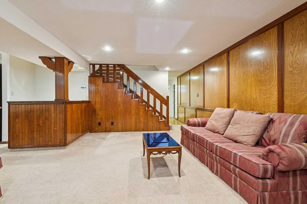 2432 Paliswood Road SW Calgary AB T2V 3P8