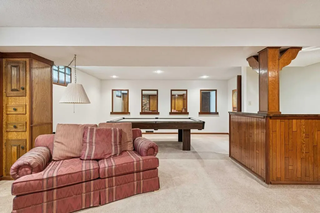 2432 Paliswood Road SW Calgary AB T2V 3P8